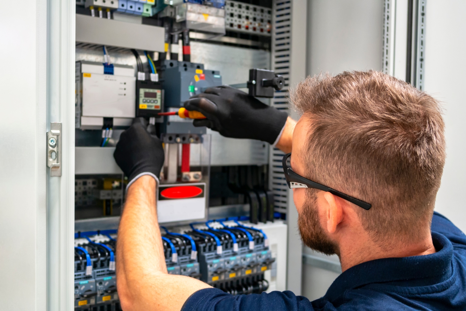 Wie Unternehmen die DGUV V3 Prüfung effizient in ihre Prozesse integrieren