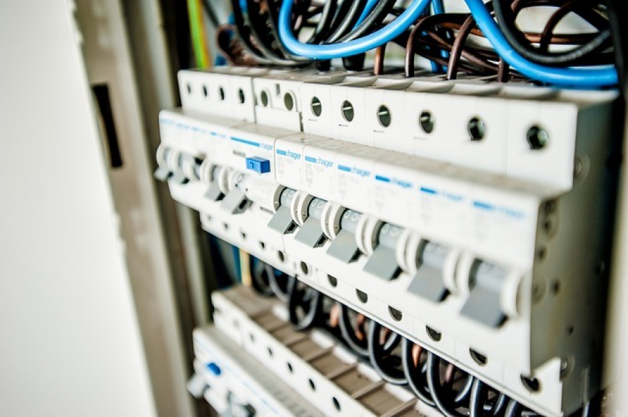 Elektrische Sicherheit am Arbeitsplatz durch die Prüfung ortsveränderlicher elektrischer Betriebsmittel gewährleisten