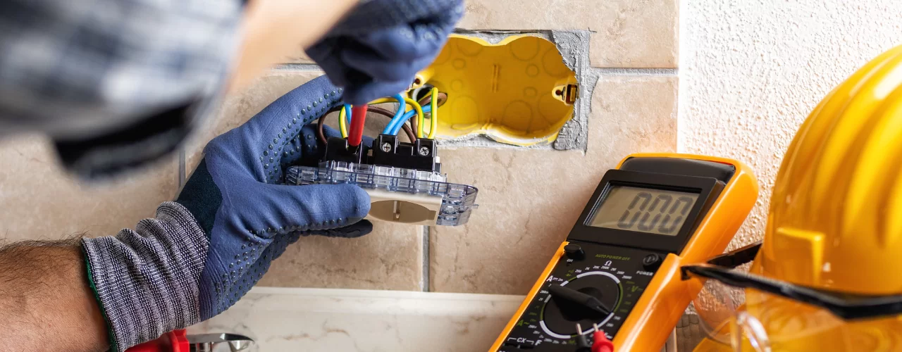 Prüfung ortsveränderlicher elektrischer Betriebsmittel: Gesetzliche Anforderungen & Vorteile