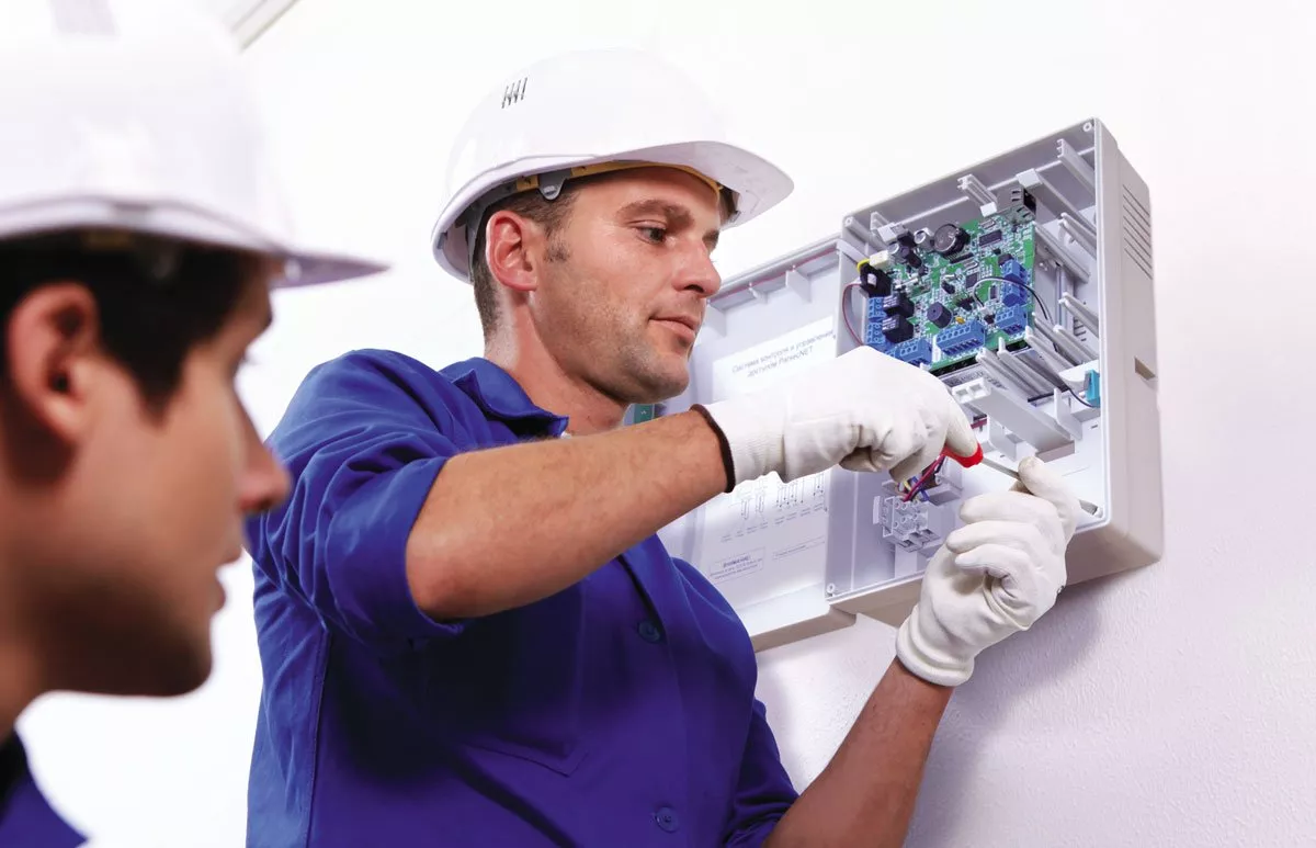 Elektrische Sicherheit am Arbeitsplatz durch die Prüfung ortsveränderlicher elektrischer Betriebsmittel gewährleisten